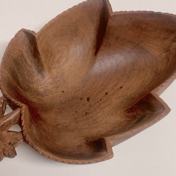 Carved Wooden Leaf Footed Dish - Picture 9 of 11